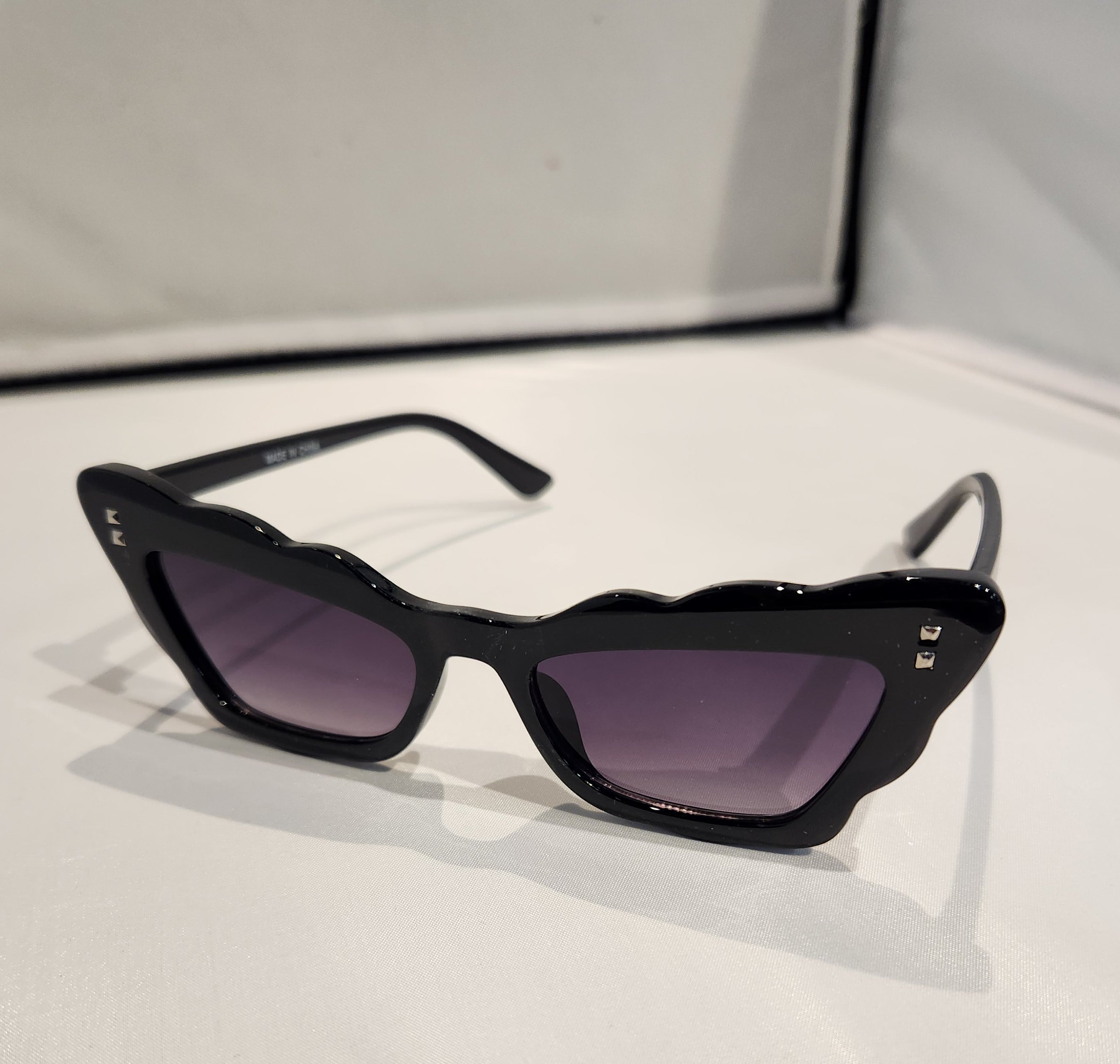 Cat Shape with Wave on Frame Sunglasses