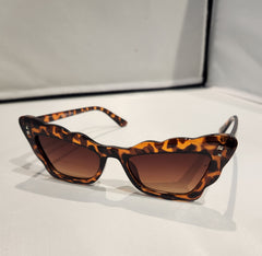 Cat Shape with Wave on Frame Sunglasses