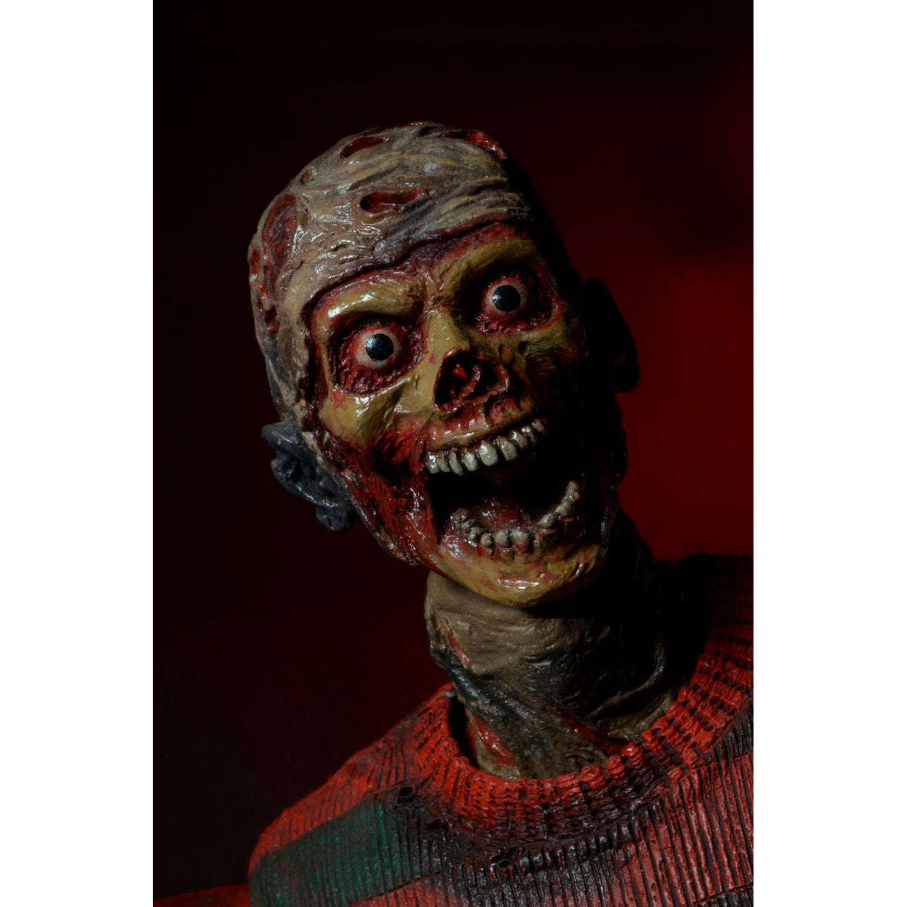 A Nightmare on Elm Street: 7″ Scale Ultimate Freddy Collectible Action Figure